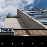 Entrée béton et bois Jam Hotel - Olivia Gustot Architectes