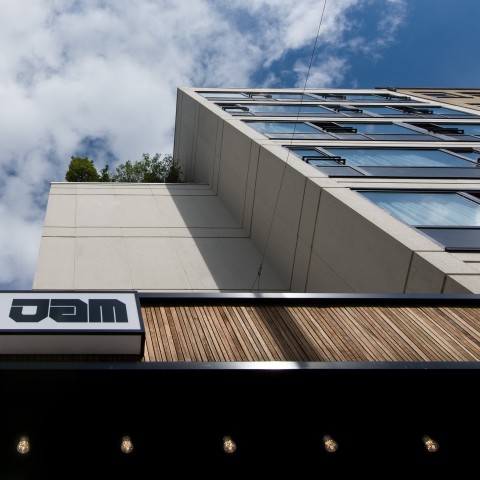 Entrée béton et bois Jam Hotel - Olivia Gustot Architectes